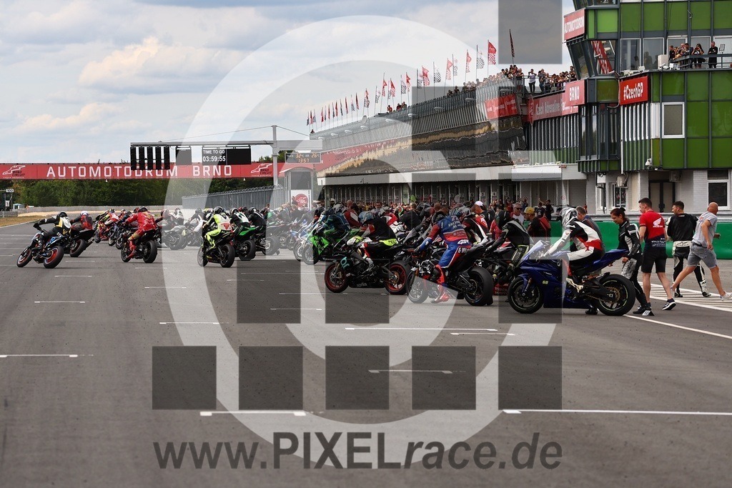 startendurance-20250830_07314 | Schöne Erinnerungen an spannende Momente - das festzuhalten ist unser Job. PIXELrace.de ist seit 2003 auf den Rennstrecken Europas unterwegs um die Action draußen beim Fahren und die wunderbare Stimmung imm Fahrerlager für euch einzufangen.