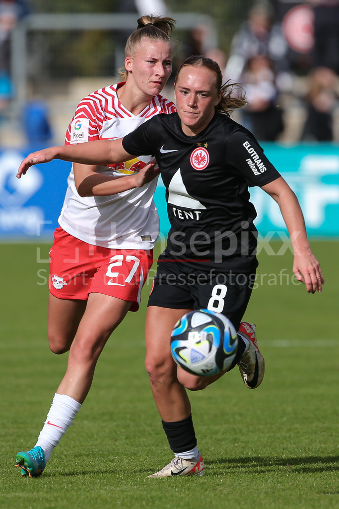 Fussball, Google Pixel Frauen-Bundesliga, Eintracht Frankfurt - RB Leipzig | v.li.: Marlene Müller (RB Leipzig, 27) und Lisanne Gräwe (Eintracht Frankfurt, 8) im Zweikampf, Duell, Dynamik, Aktion, Action, Spielszene, DIE DFB-RICHTLINIEN UNTERSAGEN JEGLICHE NUTZUNG VON FOTOS ALS SEQUENZBILDER UND/ODER VIDEOÄHNLICHE FOTOSTRECKEN. DFB REGULATIONS PROHIBIT ANY USE OF PHOTOGRAPHS AS IMAGE SEQUENCES AND/OR QUASI-VIDEO.