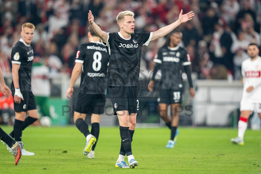VfB Stuttgart vs. SC Freiburg, Fussball, DFB-Pokal, Halbfinale, 23.04.2026 | Matthias Ginter (SC Freiburg, #28),VfB Stuttgart vs. SC Freiburg, Fussball, DFB-Pokal, Halbfinale, 23.04.2026DFB regulations prohibit any use of photographs as image sequences and/or quasi-video