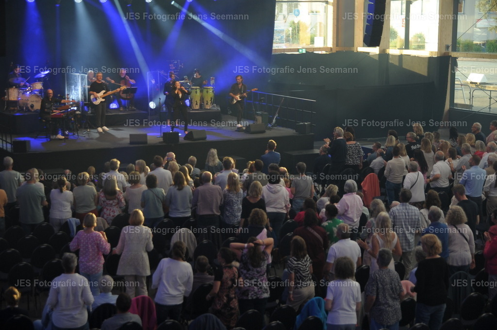 2026_Deborah Lee und the news_One Moment time Whitney Houston__0986 | Fotograf Jens Seemann - Realisiert mit Pictrs.com