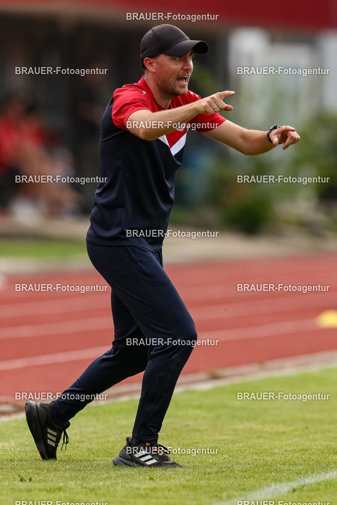 1_SVSKFC_20250726_1478.JPG -  - SV Schermbeck - KFC Uerdingen  - Testspiel | Schermbeck, Deutschland, 26.07.25: Trainer Julian Stöhr (KFC Uerdingen) gestikuliert, Gestik während des Testspiel Spiels zwischen SV Schermbeck - KFC Uerdingen  in der Volksbank Arena am 26. July 2025 in Schermbeck, Deutschland. (Foto von Stefan Brauer/Brauer-Fotoagentur)
