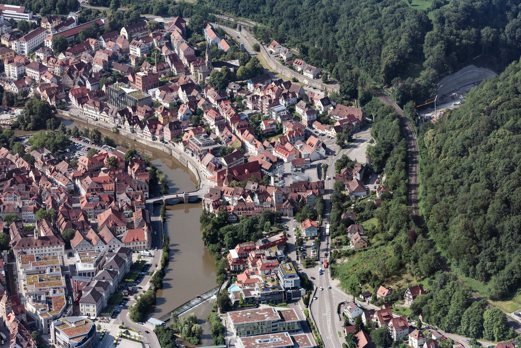 dr__dsc4538.jpg | SCHWäBISCH HALL 27.06.2018 Stadtansicht am Ufer des Flußverlaufes Kocher in Schwäbisch Hall im Bundesland Baden-Württemberg, Deutschland. // City view on the river bank Kocher in Schwaebisch Hall in the state Baden-Wurttemberg, Germany. Foto: Daniel Reiter