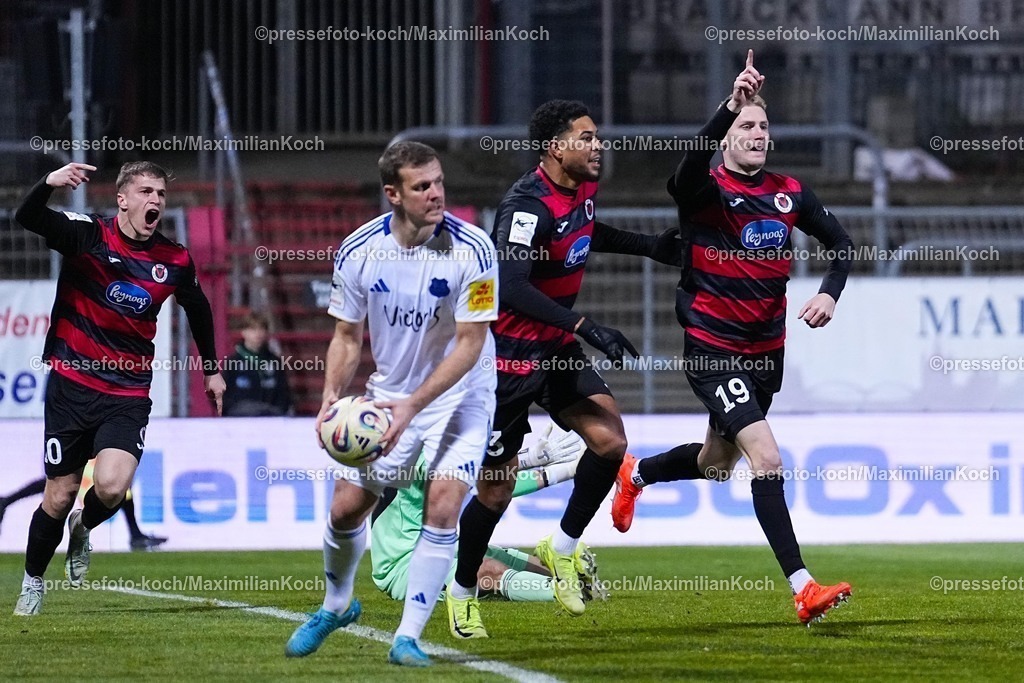 xYDRx23012601008 | 23.01.2026, xydrx, Fußball, 3.Liga, FC Viktoria Köln - 1.FC Saarbrücken, Saison 2025 2026, Sportpark Höhenberg: Torjubel nach dem Tor zum 1:0 für den FC Viktoria Köln durch Torschütze Meiko Sponsel (FC Viktoria Köln #19) zusammen mit Benjamin Zank (FC Viktoria Köln #23) und David Otto (FC Viktoria Köln #10)    DFB regulations prohibit any use of photographs as image sequences and or quasi-video. Photo: xYannisxDreimannxPressefotoKochx