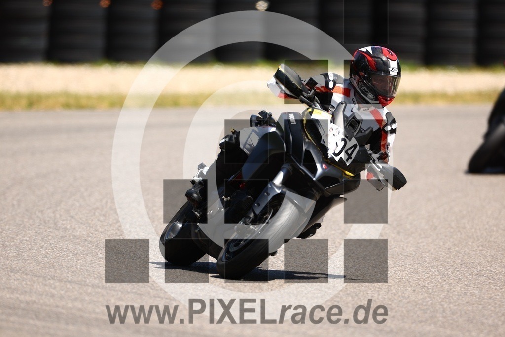 0804-20250531_01828 | Schöne Erinnerungen an spannende Momente - das festzuhalten ist unser Job. PIXELrace.de ist seit 2003 auf den Rennstrecken Europas unterwegs um die Action draußen beim Fahren und die wunderbare Stimmung imm Fahrerlager für euch einzufangen.