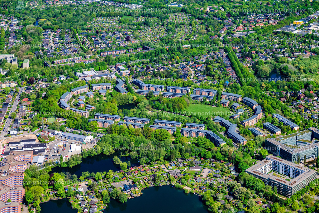 Hamburg_Farmsen_Wohnanlage_Trabrennbahn_Farmsen_Max_Herz_Ring_ELS_3762010525 | HAMBURG 01.05.2025 Blick auf den Wohnpark im Grünen auf dem Gelände der ehemaligen Trabrennbahn Farmsen am Max-Herz-Ring im Stadtteil Farmsen-Berne in Hamburg. // View of the residential area Wohnpark im Gruenen at the area of the former harness racing track Farmsen at Max-Herz-Ring in the district Farmsen-Berne in Hamburg. Foto: Martin Elsen