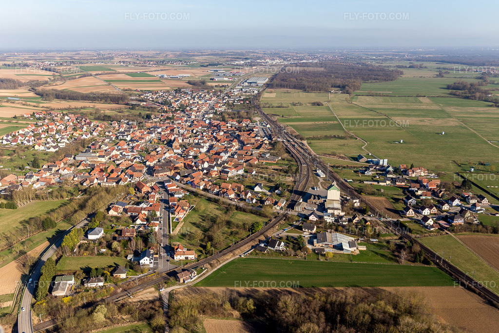 Aerial view: Route of the railway crossing of the SNCF's rail and track systems in Mommenheim in the state Bas-Rhin, France. – Photo: IMG_097612.jpg taken on 03/16/2017 by Werner Riehm/FLY-FOTO.com – Resolution of the original: 5282 x 3521 px