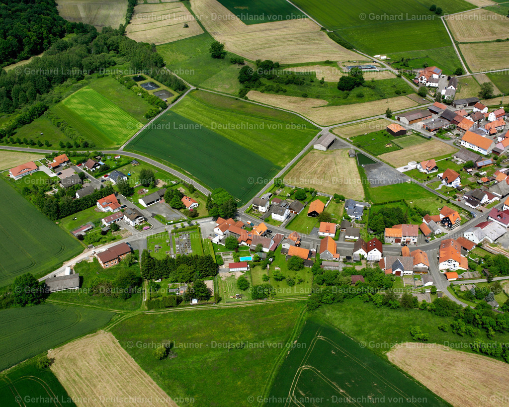 2614279 | SCHADENBACH 09.06.2006 Landwirtschaftliche Nutzflächen und Feldgrenzen  umsäumen das Siedlungsgebiet des Dorfes in Schadenbach im Bundesland Hessen, Deutschland // Agricultural land and field boundaries surround the settlement area of the village  in Schadenbach in the state Hesse, Germany Foto: Gerhard Launer