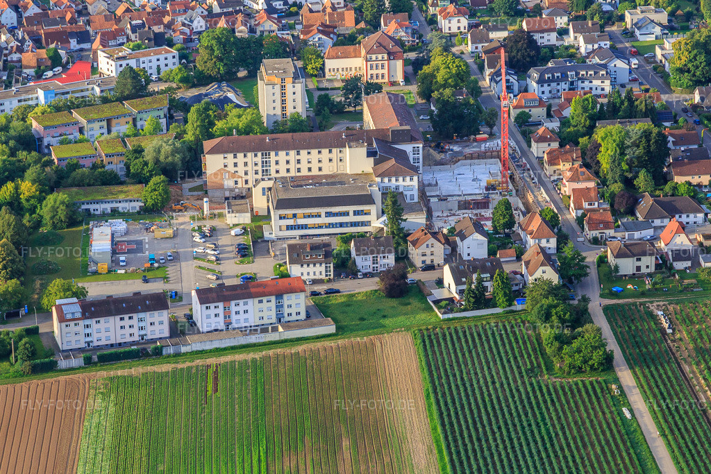 Luftbild: Baustelle zur Erweiterung der Asklepios Südpfalzklinik Kandel in Kandel im Bundesland Rheinland-Pfalz in Deutschland. Foto: IMG_149471.jpg vom 09.08.2025 durch Werner Riehm/FLY-FOTO.deAsklepios Südpfalzklinik Kandel - Asklepios Südpfalzklinik Kandel