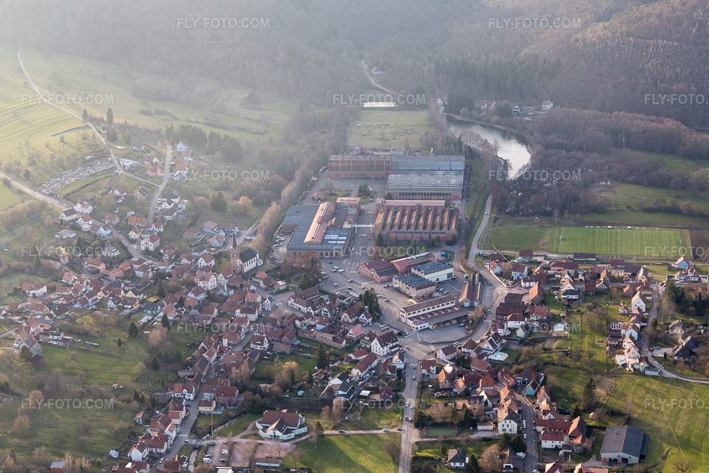 Aerial view: View of the town in Zinswiller in the state Bas-Rhin, France.Photo: IMG_104970.jpg taken on 03/21/2018 by Werner Riehm/FLY-FOTO.comResolution of the original: 5472 x 3648 px