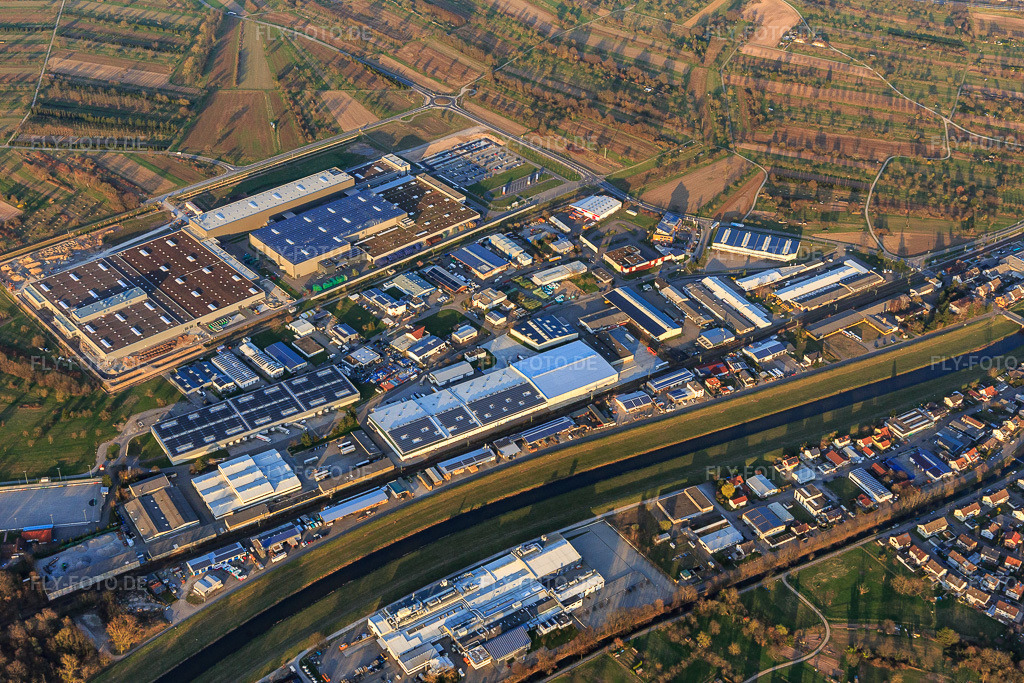 Luftbild: Industriegebiet nördlich der Murg mit Mercedes-Benz Werk Kuppenheim, Fahrner Contract Logistics GmbH und Smurfit Kappa in Kuppenheim im Bundesland Baden-Württemberg in Deutschland.Foto: IMG_097768.jpg vom 16.03.2017 durch Werner Riehm/FLY-FOTO.deWWW.MERCEDES-BENZ.DEFahrner GruppeSymbol aufklappen