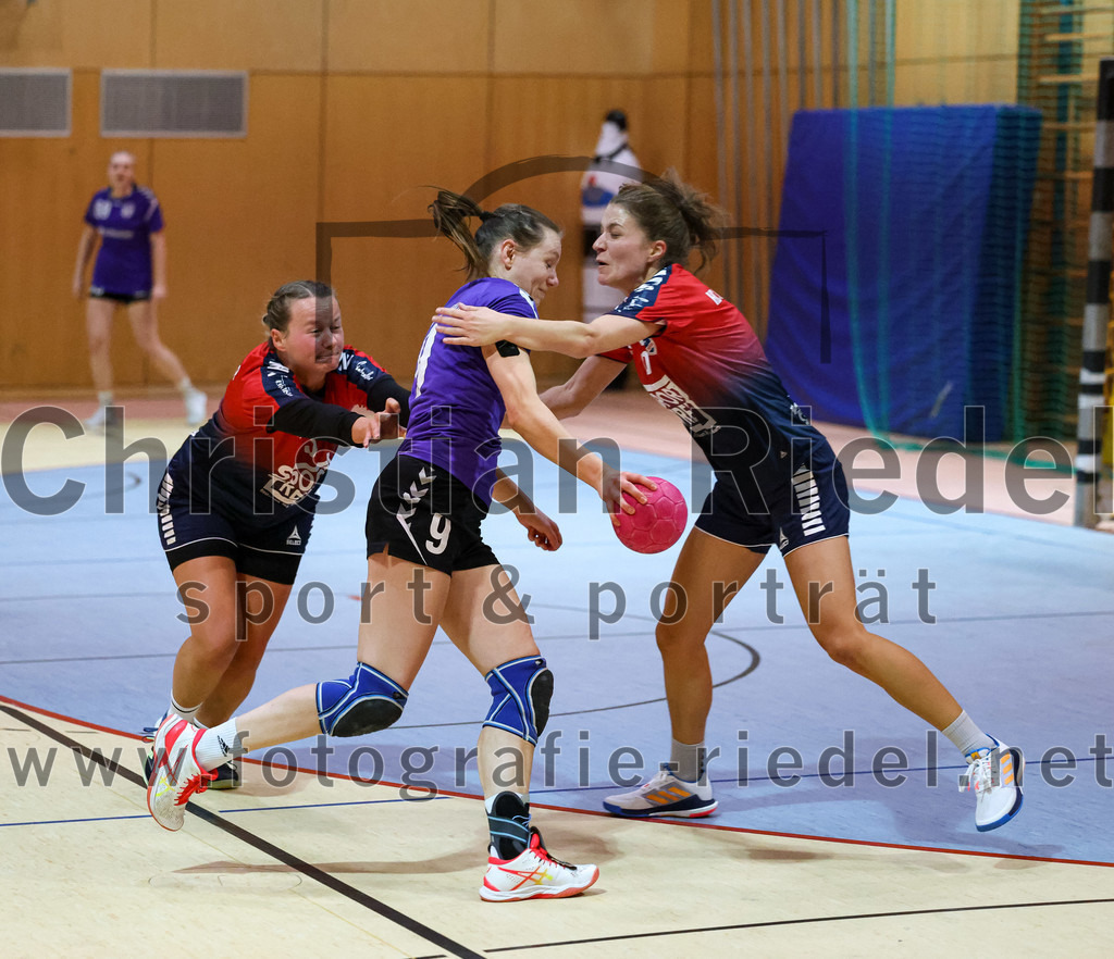 2022-11-19_068_SpVgg_Altenerding_gegen_HC_Donau-Paar | Erding, Deutschland, 19.11.2022:
Handball, Bezirksoberliga Frauen Altbayern 2022 / 2023, 5. Spieltag, SpVgg Altenerding gegen HC Donau/Paar, Endergebnis: 22:33

Pia Dietz (HC Donau/Paar, #3), Julia Kranich (SpVgg Altenerding, #9)

Foto: Christian Riedel / fotografie-riedel.net