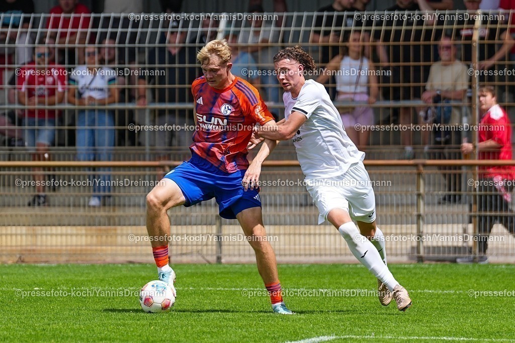 xYDR20072501073 | 20.07.2025, xydrx, Fußball, Rot Weiss Ahlen - FC Schalke 04, Testspiel, Wersestadion: Peter Remmert (FC Schalke 04 #39) im Zweikampf gegen Dominik Limprecht (Rot Weiss Ahlen #3)