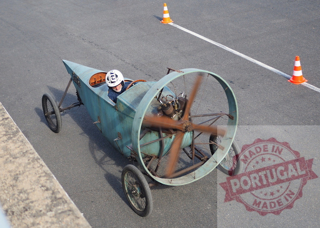 Marcel Leyat Hélica, historic propeller car on track | Driver operating a vintage propeller car, an early form of propulsion on a race track - Realisiert mit Pictrs.com