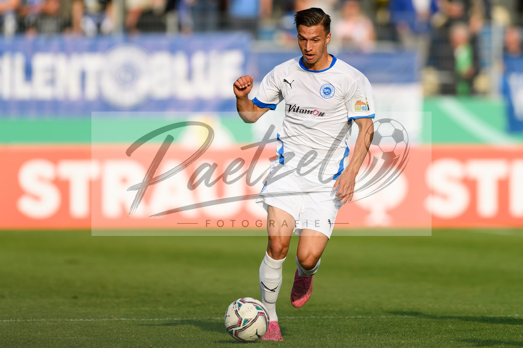 LOTKSC20210809_122 | Fussball, Herren: Tyson Richter (Sportfreunde Lotte) in Aktion, am Ball, Einzelaktion beim Spiel der 1. Runde im DFB-Pokal zwischen SF Lotte und Karlsruher SC im Stadion am Lotter Kreuz am 09.08.2021 in Lotte, Deutschland.DFB / DFL REGULATIONS PROHIBIT ANY USE OF PHOTOGRAPHS AS IMAGE SEQUENCES AND/OR QUASI-VIDEO. - Realisiert mit Pictrs.com