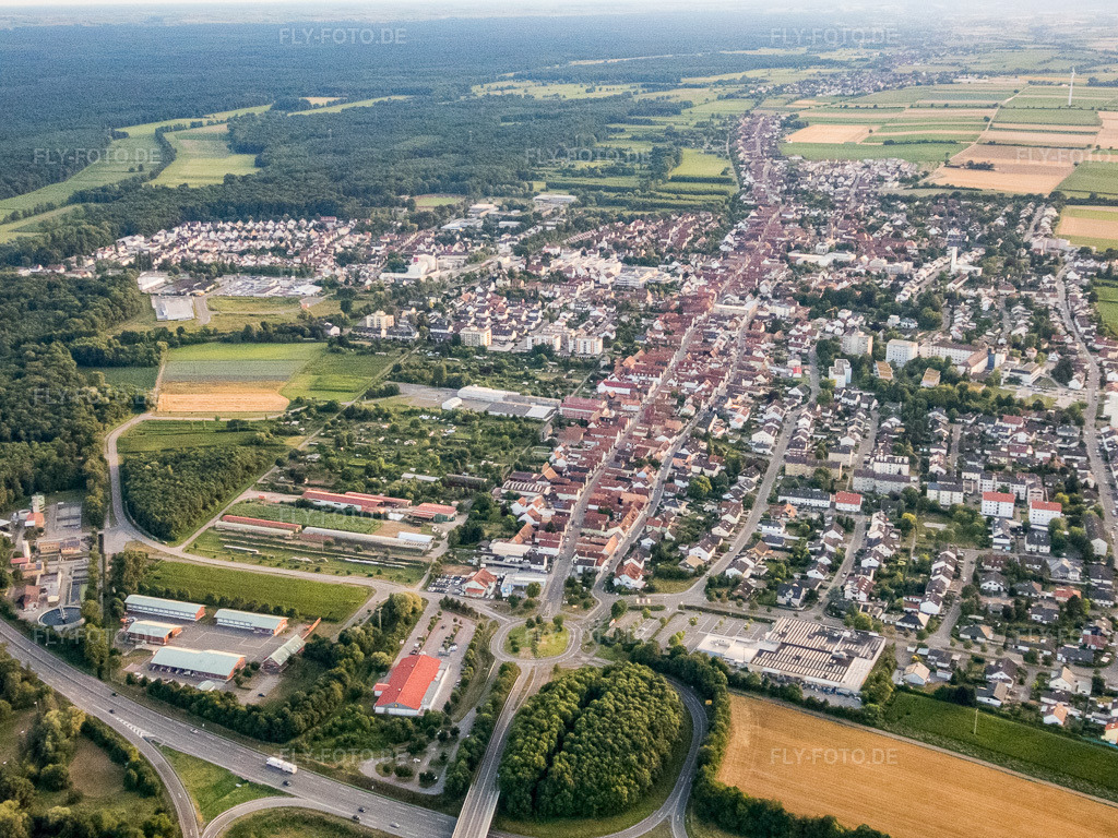 Luftbild: Stadtübersicht aus Osten in Kandel im Bundesland Rheinland-Pfalz in Deutschland. Foto: P7130253.jpg vom 13.07.2017 durch Werner Riehm/FLY-FOTO.de