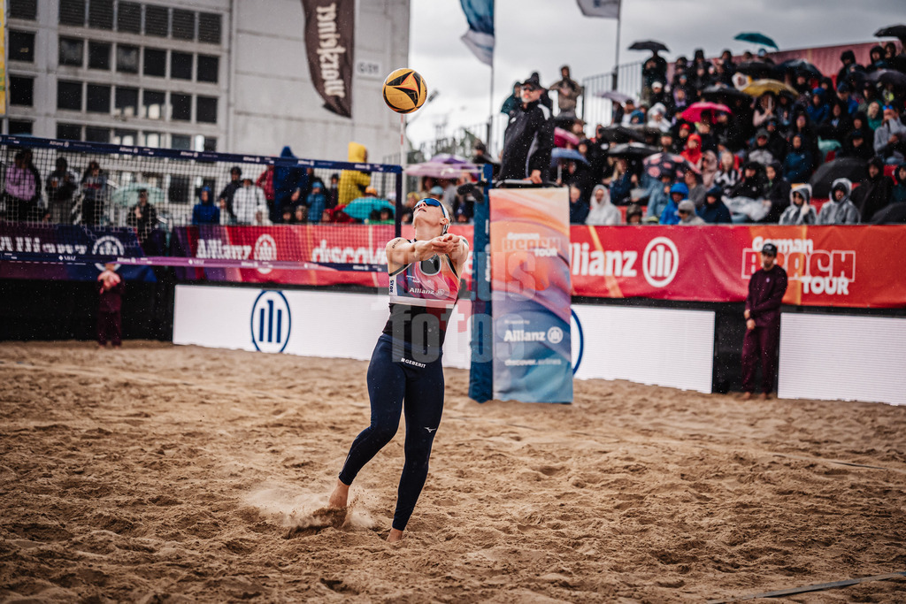 Beachvolleyball | Frauen | Allianz German Beach Tour 2025 | Tourstop Berlin | 23.08.2025 | Anna Behlen spielt den Ball