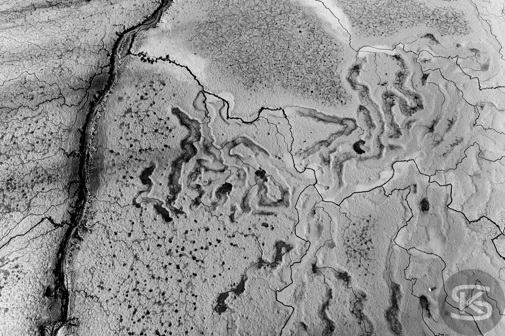 Ground Levels – abstrakte Drohnenfotografie eines entwässerten Seegrunds mit organischen Mustern und Rinnsalen von Stefan Kuhn | Ground Levels zeigt Drohnenaufnahmen entwässerter Seegründe, die zwischen Realität und Abstraktion oszillieren. Rinnsale, Pfützen und Muster verwandeln sich aus der Luft zu abstrakten Kompositionen – Fotokunst von Stefan Kuhn. - Realisiert mit Pictrs.com