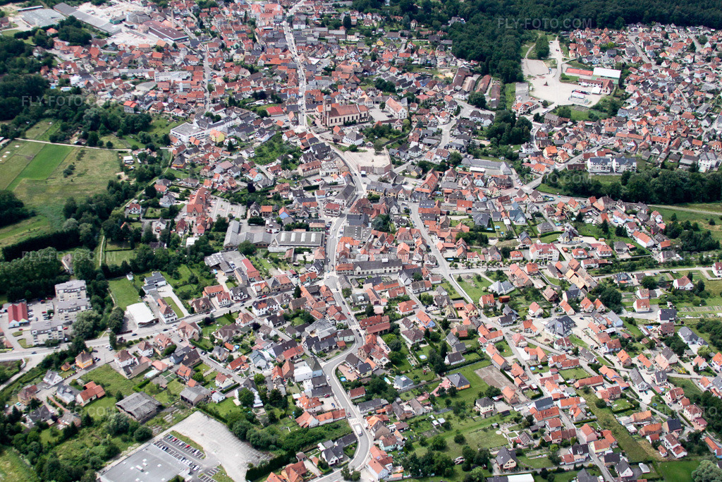 Aerial view: View of the town in Soufflenheim in the state Bas-Rhin, France.Photo: IMG_19099.jpg taken on 06/20/2009 by Werner Riehm/FLY-FOTO.comResolution of the original: 4074 x 2716 px