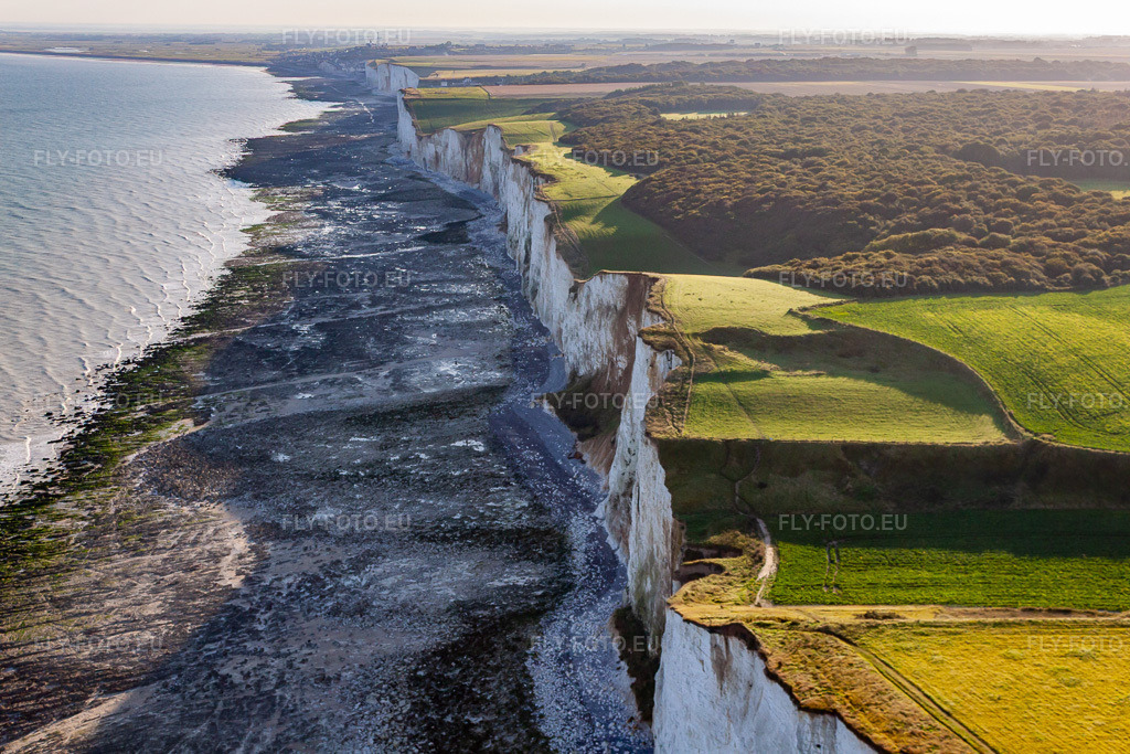 Vue aérienne: Paysage côtier sur les falaises rocheuses de la Manche à Mers-les-Bains dans le département Somme, France. Photo: IMG_70812.jpg prise le 24/08/2014 par Werner Riehm/FLY-FOTO.euRésolution de l'original: 4752 x 3168 px