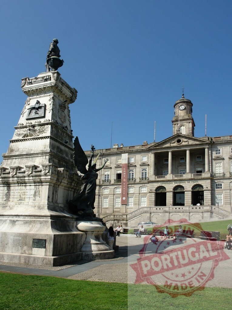 Infante Dom Henrique monument and Palácio da Bolsa in Porto. Porto - Portugal | Infante Dom Henrique monument standing before neoclassical Palácio da Bolsa building - Realisiert mit Pictrs.com
