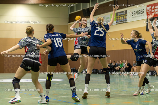Handball I Juniorinnen I Saison 2025-2026 I Oberliga Pokalrunde I 2. Spieltag I HSG Kalkberg 06 - TSV Mildstedt 028 | Lysann Christensen (25, HSG Kalkberg 06) versucht den Wurf von Luzie Bender (77, TSV Mildstedt) zu blocken - Realisiert mit Pictrs.com
