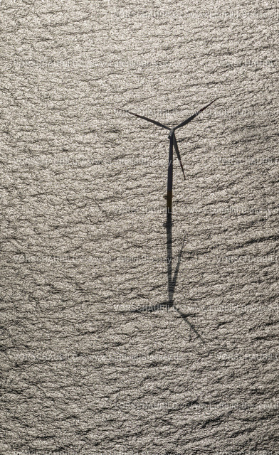 Zingst12082439OffShoreWindkraft | Windpark EnBW Baltic 1, Offshore-Windpark in der Ostsee vor der Küste Mecklenburg-Vorpommerns, nördlich der Halbinsel Fischland-Darß-Zingst, Windkraftanlage mit Schatten, Wolkenschatten,  Windkraftwerk, Windenergie , Darßer Ort, Ostsee, Mecklenburg-Vorpommern, Deutschland, Europa