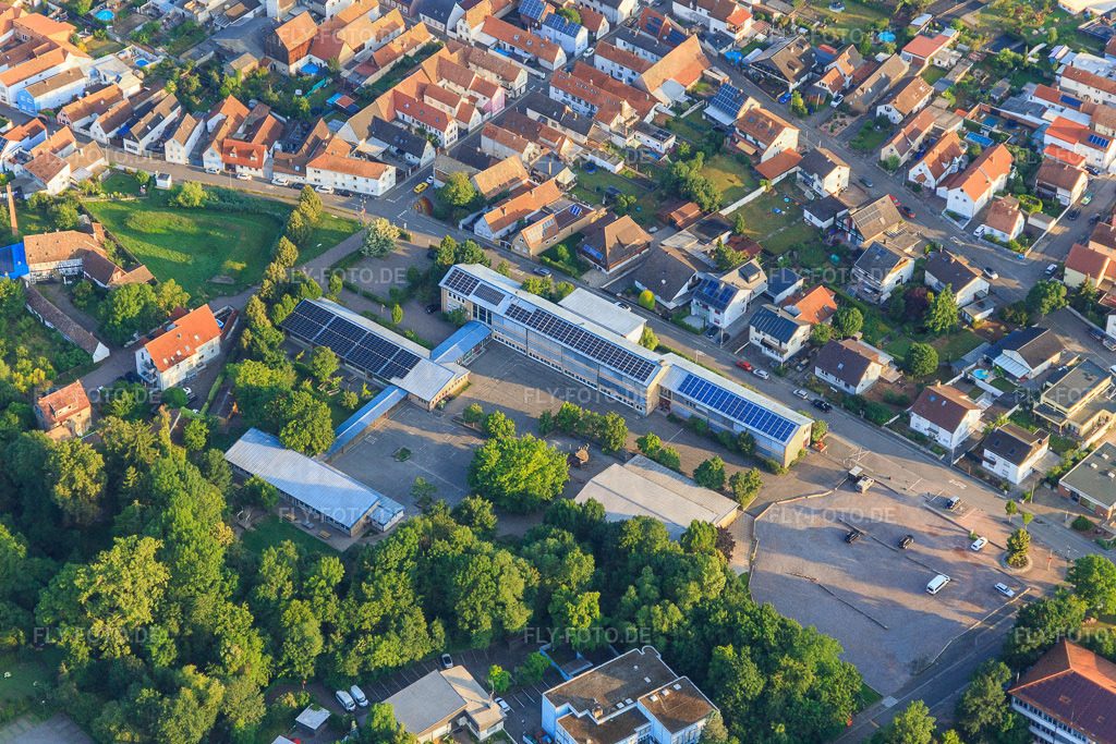 Grundschule Bellheim http://www.grundschule-bellheim.de/ | Luftbild: Grundschule Bellheim http://www.grundschule-bellheim.de/ in Bellheim im Bundesland Rheinland-Pfalz in Deutschland. Foto: IMG_148333.jpg vom 17.06.2025 durch ©2025 Werner Riehm fly-foto.de/copyright - Realisiert mit Pictrs.com