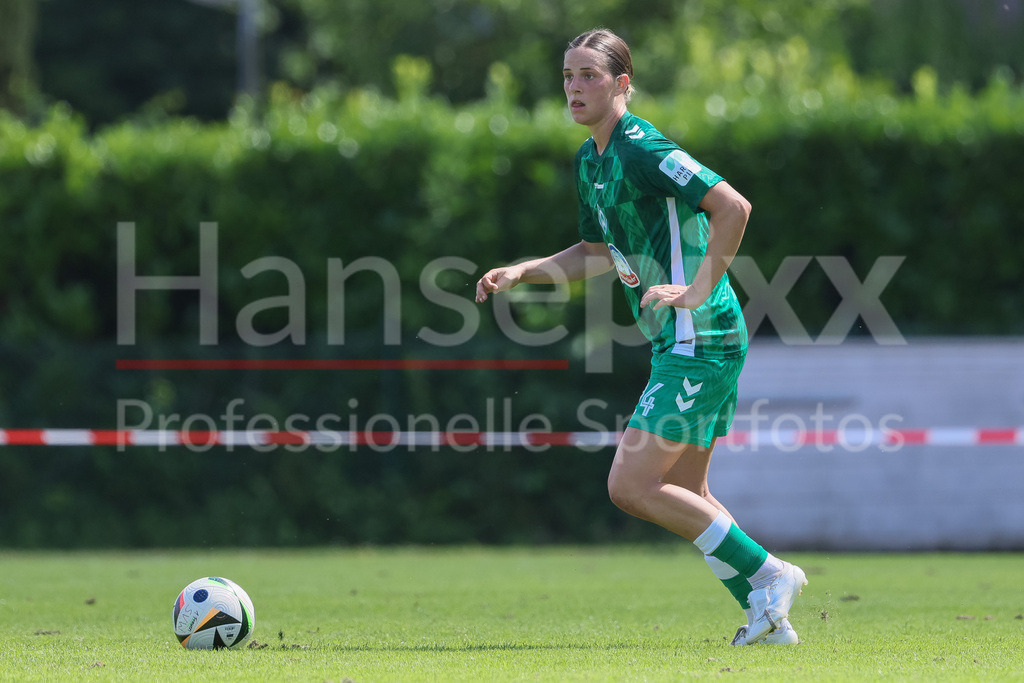 Fussball, Testspiel Frauen, Borussia Mönchengladbach - SV Werder Bremen | v.li.: Lara Schmidt (SV Werder Bremen, 24) am Ball, Freisteller, Einzelbild, Ganzkörper, Aktion, Action, Spielszene