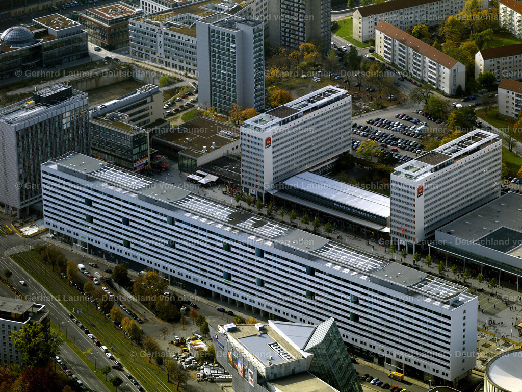 2888128 | DRESDEN 07.09.2021 Wohngebiet einer Mehrfamilienhaussiedlung an der an der Prager Straße in Dresden im Bundesland Sachsen. // Vertical view residential area of a multi-family house settlement at the Prager street in Dresden in the state Saxony. Foto: Gerhard Launer