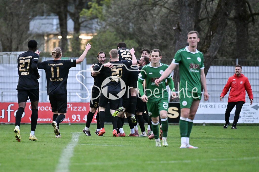 VfB Eichstätt - TSV Schwaben Augsburg | EICHSTÄTT, GERMANY - 14. APRIL: Jubel der Gäste nach dem Treffer zum 0-1 durch Achitpol KEEREEROM (TSV Schwaben Augsburg 29) / Tor / Torschuetze / Freude / Happy  während dem Match zwischen dem VfB Eichstätt und dem TSV Schwaben Augsburg am 19. Spieltag der Regionalliga Bayern im Hirsch Sportpark