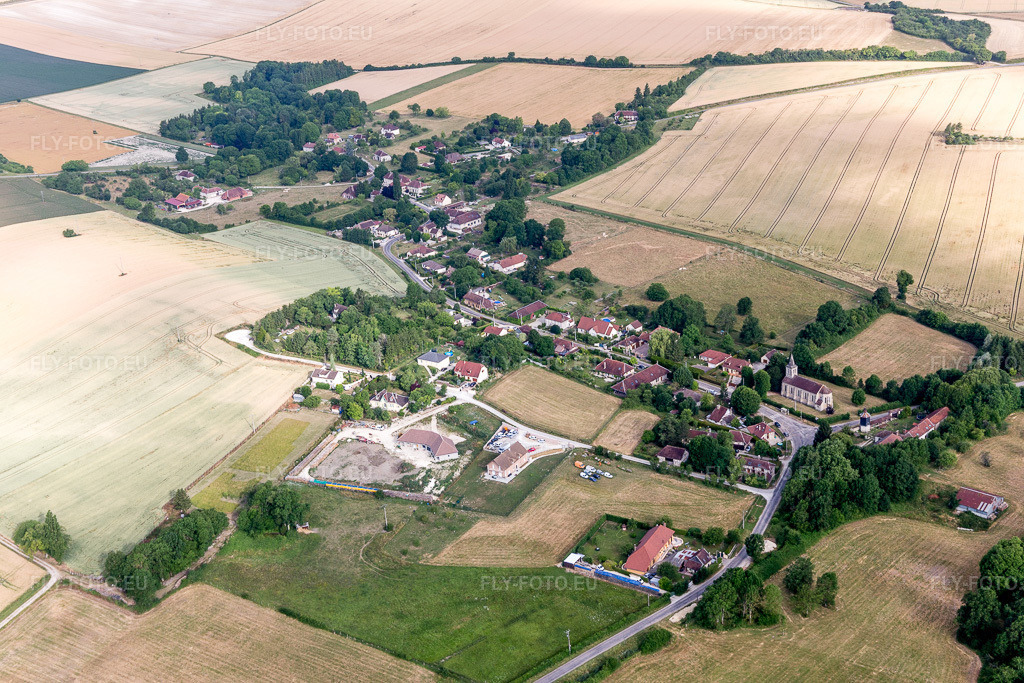 Vue aérienne: Vue de la ville à Lirey dans le département Aube, France. Photo: IMG_101327.jpg prise le 25/06/2017 par Werner Riehm/FLY-FOTO.euRésolution de l'original: 5472 x 3648 px