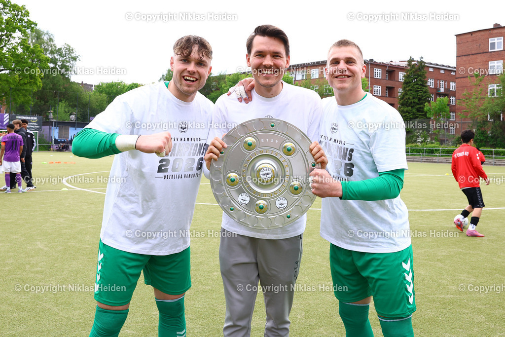 NH_HEBC_ETSVHamburg_OberligaHamburg_10052026 | #1 Tom Müller (ETSV Hamburg), David Jendrzej (Torwarttrainer, ETSV Hamburg) und #33 Frederick Lorenzen (ETSV Hamburg) bejubeln die Meisterschaft in der Oberliga Hamburg.Fußball I Herren I Gamesright Oberliga Hamburg I Saison 2025-2026 I 33. Spieltag I HEBC - ETSV Hamburg I 10.05.2026 I Reinmüllersportplatz