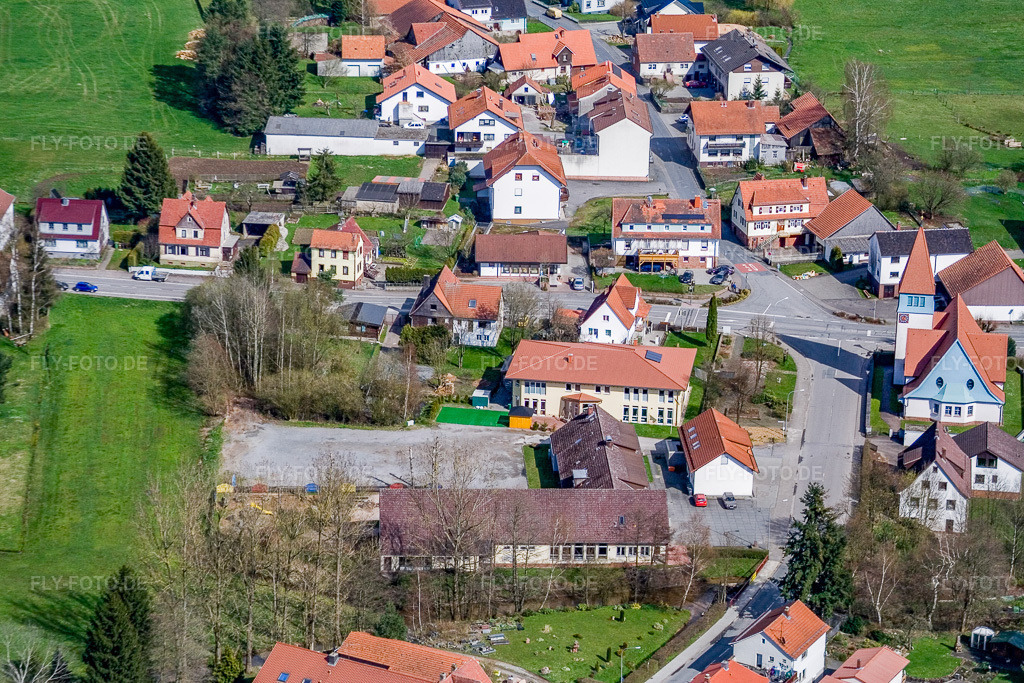 Luftbild: Dorfgemeinschaftshaus und Kindergarten im Ortsteil Affolterbach in Wald-Michelbach im Bundesland Hessen in Deutschland. – Foto: IMG_10402.jpg vom 20.04.2008 durch Werner Riehm/FLY-FOTO.de – Auflösung des Originals: 3456 x 2304 px – WWW.WALD-MICHELBACH.DE