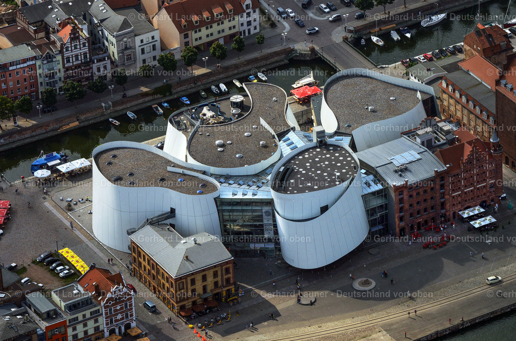 3292135 | STRALSUND 2012 Hafeninsel mit dem Ozeaneum Meereskunde- Museum der OZEANEUM Stralsund GmbH an der Hafenstraße in der Hansestadt Stralsund in Mecklenburg - Vorpommern. Weiterführende Informationen bei: Behnisch Architekten GmbH,  Hansestadt Stralsund,  OZEANEUM Stralsund GmbH,  Schweitzer GmbH - Beratende Ingenieure,  Stadtmarketings Stralsund e.V.. // Harbor island by Ozeaneum Oceanographic Museum in Stralsund in Mecklenburg - Western Pomerania. Further information at: Behnisch Architekten GmbH,  Hansestadt Stralsund,  OZEANEUM Stralsund GmbH,  Schweitzer GmbH - Beratende Ingenieure,  Stadtmarketings Stralsund e.V.. Foto: Gerhard Launer