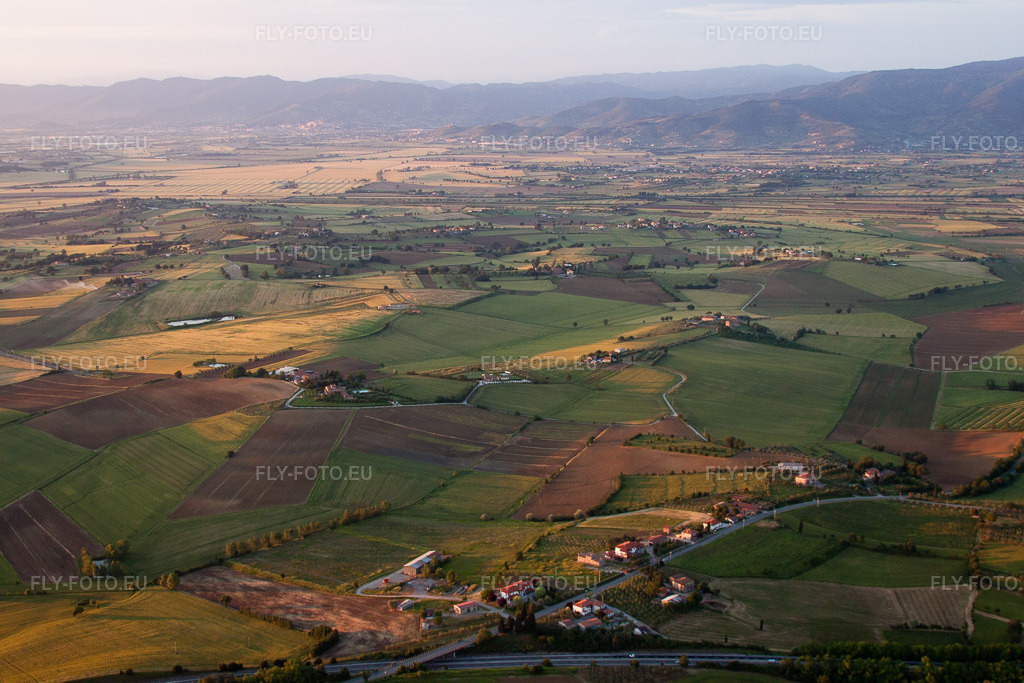 Vue aérienne: Vue de la ville à Borgonuovo dans le département Toscane, Italie. Photo: IMG_28384.jpg prise le 02/06/2010 par Werner Riehm/FLY-FOTO.euRésolution de l'original: 4752 x 3168 px
