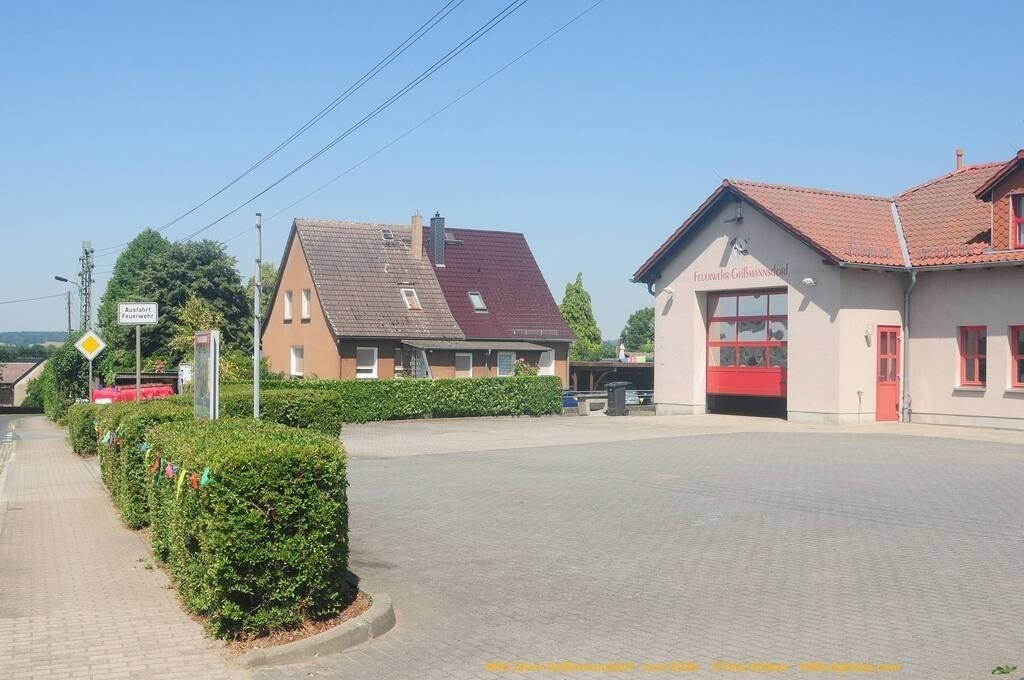 Geißmannsdorf-2026-Ortsbilder-097 | Geißmannsdorf bei Bischofswerda im Sommer 2026. Ein fotografischer Streifzug durch das Dorf Geißmannsdorf, mit Gebäuden, Straßen, Strohpuppen und geschmückten Vorgärten und Grundstücken anlässlich der 800-Jahr-Feier von Geißmannsdorf im Juni 2026 - Realisiert mit Pictrs.com