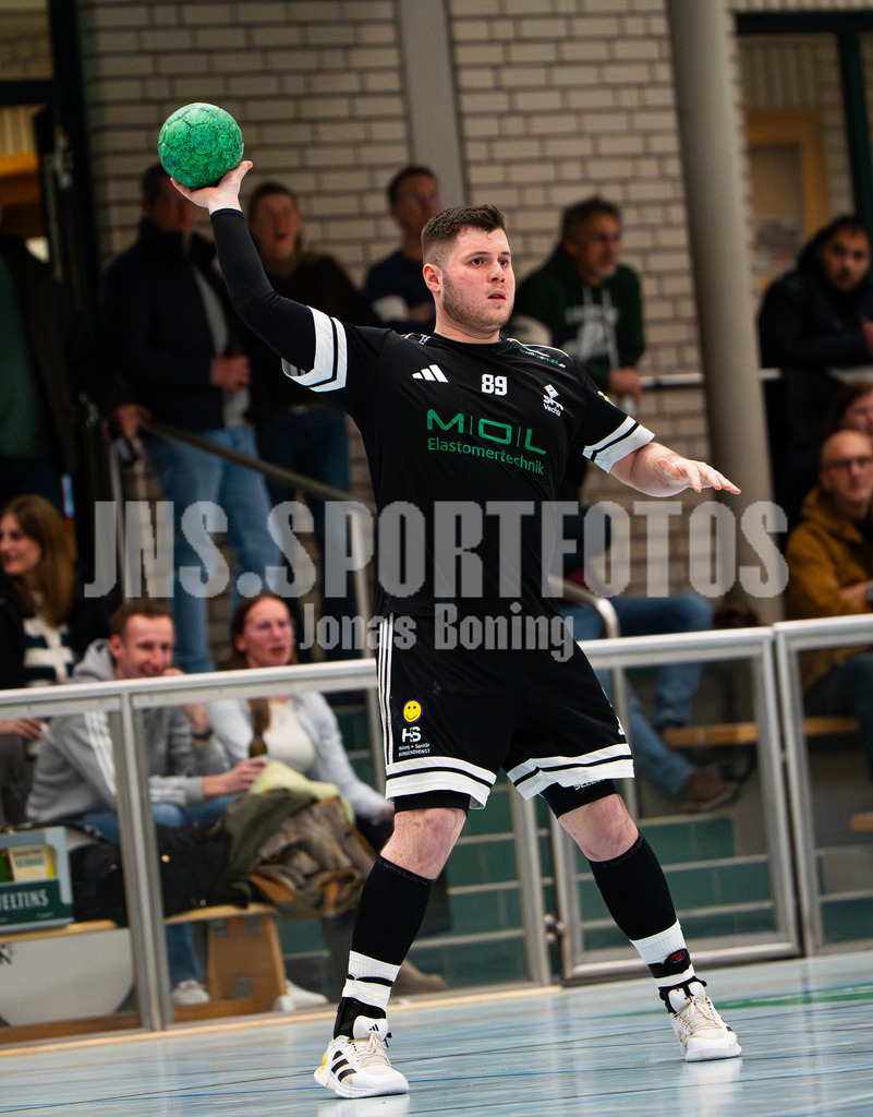 Handball I Herren I Saison 2025-2026 I Verbandsliga West I 13. Runde I SFN Vechta - HSG Varel II I 7852 | Tarek Redler (89, SFN Vechta) - Realisiert mit Pictrs.com