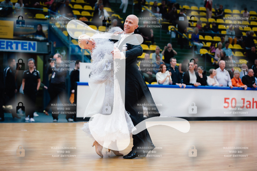Hessen Tanzt WDSF Open Senior III Standard 4th (332) Thomas Schmidt _ Susanne Schmidt (Schwarz-Rot-Club Wetzlar)-2025-05-17-0427 | Webshop for digital downloads and prints of dance sport, event & show photographer Julian Link - Realisiert mit Pictrs.com
