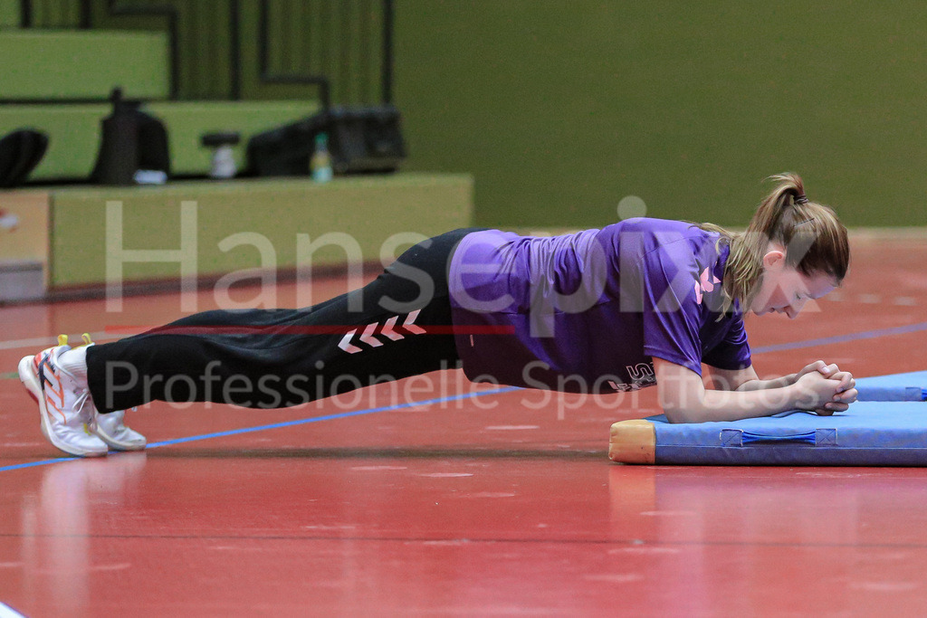 Handball, 2. Bundesliga Frauen, Training SV Werder Bremen | v.li.: Hanna Hinrichs (Torhüterin, Torwart, SV Werder Bremen, 16) bei einer Übung, Trainingsübung