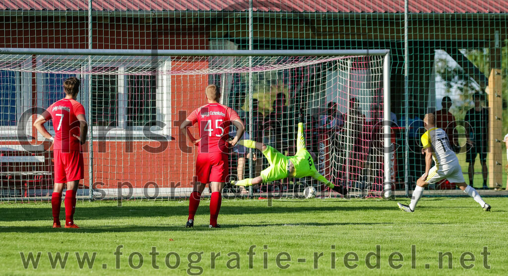 2023-08-18_065_SpVgg_Eichenkofen_gegen_FC_Langenpreising | Erding, Deutschland, 18.08.2023:
Fußball, A-Klasse 2023 / 2024, 3. Spieltag, SpVgg Eichenkofen gegen FC Langenpreising, Endergebnis: 0:2

Elfmetertor zum 0:1 durch Sascha Dörner (SpVgg Langenpreising, #17)
Jonas Ippisch (SpVgg Eichenkofen, #7), Marcel Mundigl (SpVgg Eichenkofen, #45), Torwart Dennis Just (SpVgg Eichenkofen, #1), Sascha Dörner (SpVgg Langenpreising, #17)

Foto: Christian Riedel / fotografie-riedel.net