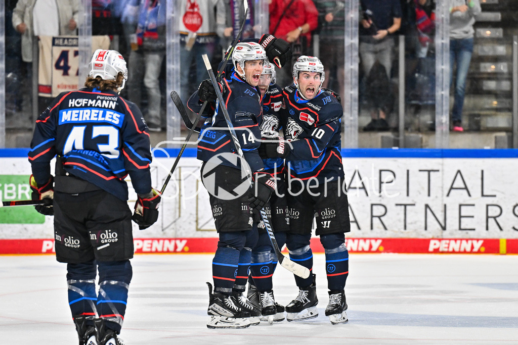 Nürnberg Ice Tigers - Augsburger Panther | Jubel der Ice Tigers nach dem Treffer zum 3-1 durch Cole MAIER (Nürnberg Ice Tigers 14) / Tor / Torschuetze / Freude / Happy / DEL: Nürnberg Ice Tigers - Augsburger Panther; PSD Bank Nürnberg ARENA am 12.09.2025