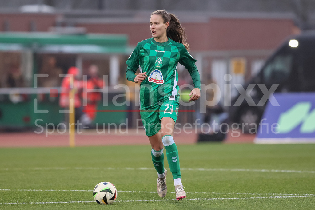 Fussball, Google Pixel Frauen-Bundesliga, SV Werder Bremen - VfL Wolfsburg | v.li.: Hanna Nemeth (SV Werder Bremen, 23) am Ball, Freisteller, Einzelbild, Ganzkörper, Aktion, Action, Spielszene, DIE DFB-RICHTLINIEN UNTERSAGEN JEGLICHE NUTZUNG VON FOTOS ALS SEQUENZBILDER UND/ODER VIDEOÄHNLICHE FOTOSTRECKEN. DFB REGULATIONS PROHIBIT ANY USE OF PHOTOGRAPHS AS IMAGE SEQUENCES AND/OR QUASI-VIDEO.