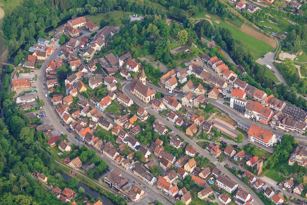 Luftbild: Dorfansicht mit Martinskirche in einer Nagoldschleife im Nordschwarzwald aus Nordwesten in Wildberg im Bundesland Baden-Württemberg in Deutschland. Foto: IMG_66844.jpg vom 07.06.2014 durch Werner Riehm/FLY-FOTO.deEvangelische Kirchengemeinde Wildberg
