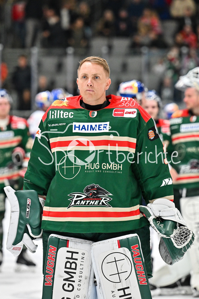 Augsburger Panther - EHC RB München | AUGSBURG, DEUTSCHLAND - 27. FEBRUAR: im Bild ein enttäuschter aev3 / Einzelfoto / Freisteller nach dem Match zwischen den Augsburger Panthern und dem EHC RB München am 46. Spieltag der Penny DEL im Curt Frenzel Stadion