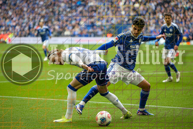 05.04.2026, GER, Fussball, Herren, 2. BL, Saison 2025/2026, FC Schalke 04 - Karlsruher SC | David Herold (KSC) und Mertcan Ayhan (S04) im Kampf um den Ball 