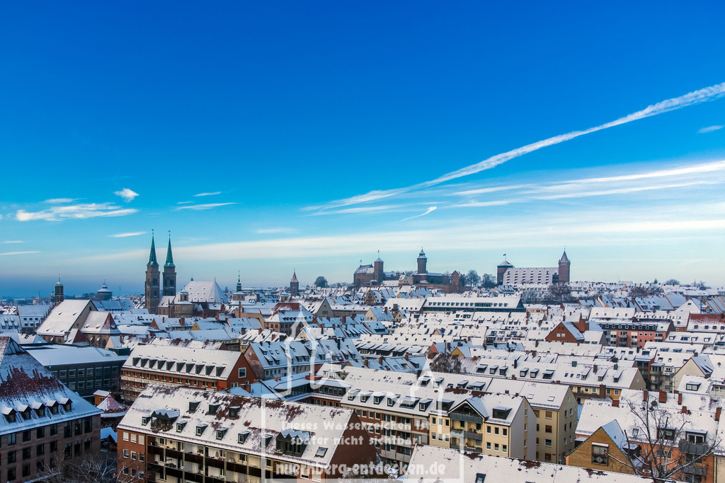 Monatsbild des Kalender 2024 für den Monat November | Panoramaaufnahme von Nürnberg im Schnee während einer der wenigen Schneetage im vergangenen Winter.  - Realisiert mit Pictrs.com