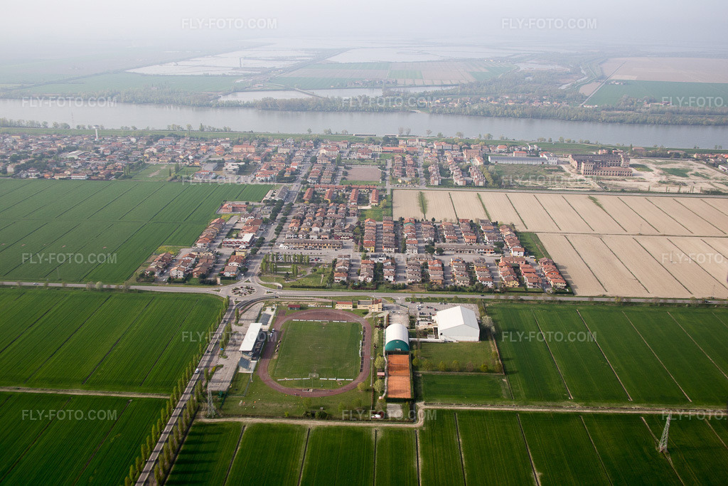 Aerial view: Ca Tiepolo in Donzella in the state Veneto, Italy. – Photo: IMG_087275.jpg taken on 04/05/2016 by Werner Riehm/FLY-FOTO.com – Resolution of the original: 5472 x 3648 px