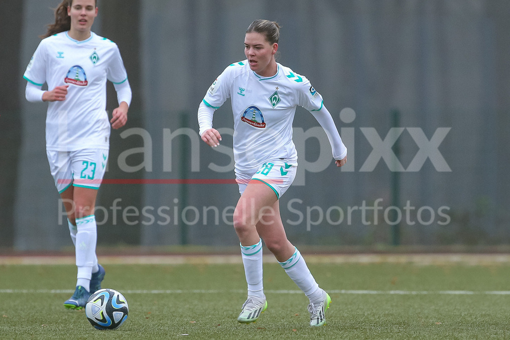 Fussball, Testspiel Frauen, SV Werder Bremen - FC Twente Enschede | v.li.: Juliane Wirtz (SV Werder Bremen, 28) am Ball, Einzelbild, Ganzkörper, Aktion, Action, Spielszene