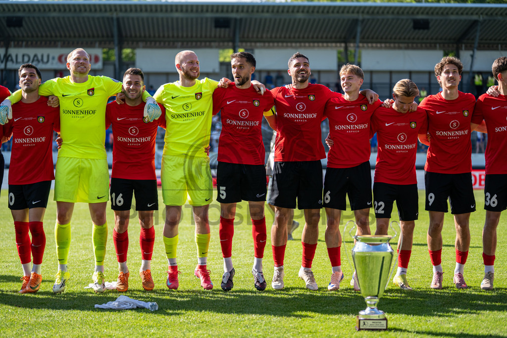 Stuttgarter Kickers vs. SG Sonnenhof Großaspach, Fussball, WFV-Pokal, Finale, 23.05.2026 | Team jubelt nach Abpfiff mit Fans, Zuschauern und Verantwortlichen,Stuttgarter Kickers vs. SG Sonnenhof Großaspach, Fussball, WFV-Pokal, Finale, 23.05.2026