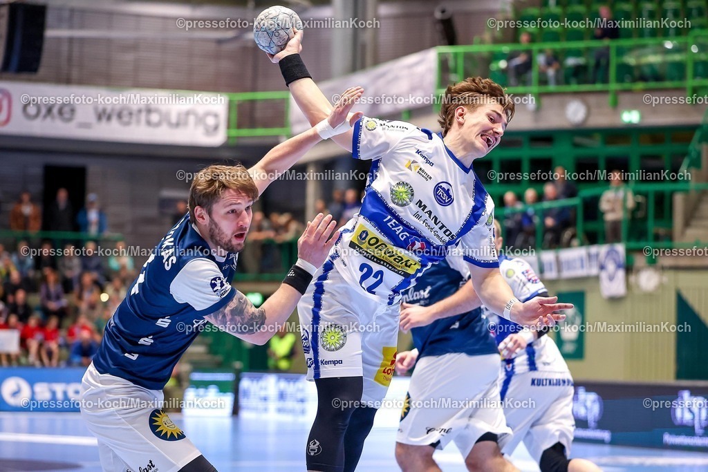 BHC11122501012 | 11.12.2025, Handball, HBL, Bergischer HC - ThSV Eisenach, Unihalle Wuppertal: Felix Aellen (Eisenach #22) beim Wurf gegen Gerdas Babarskas (BHC #14) 